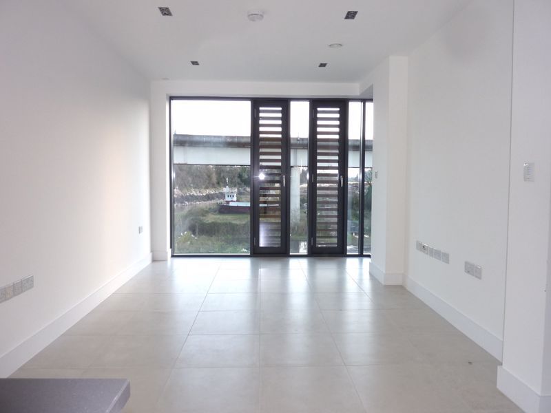 Property photo 3 of 11 Lounge