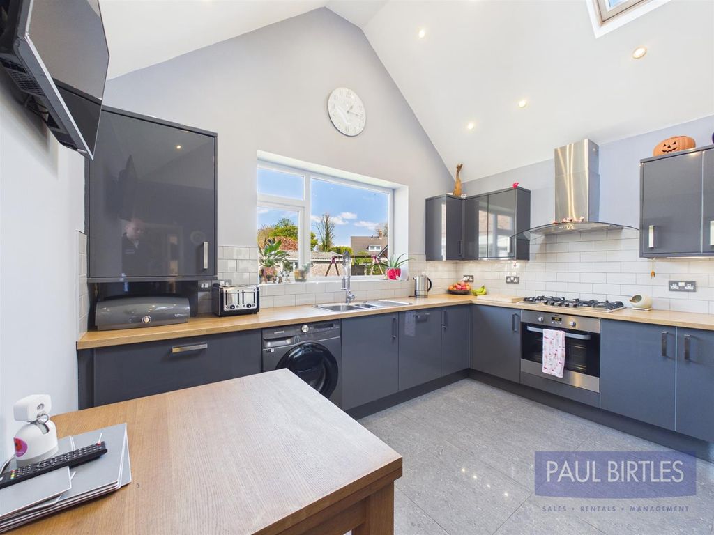 Property photo 3 of 26 Cam04378G0-Pr0336-Still013.Jpg