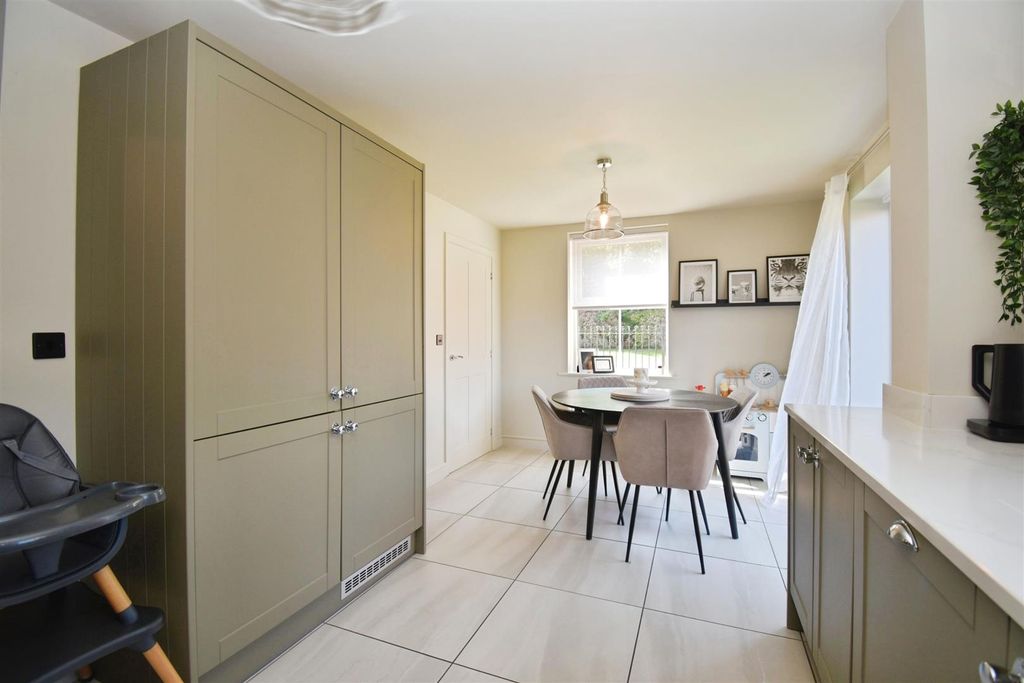 Property photo 3 of 18 Kitchen / Dining Room