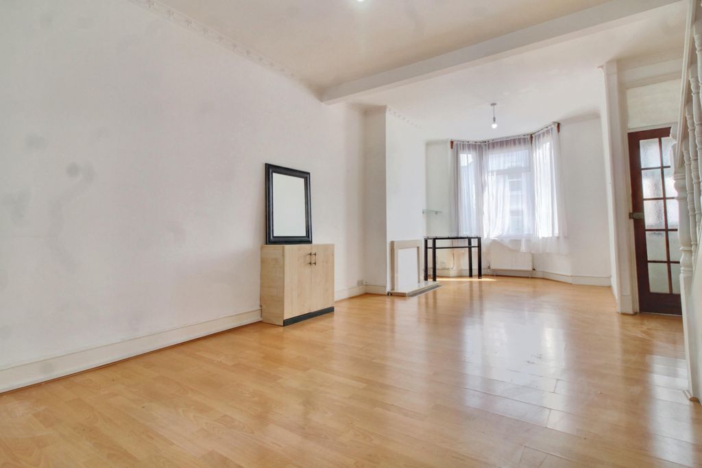 Property photo 3 of 11 Windmill Road, Edmonton N18 Living Room