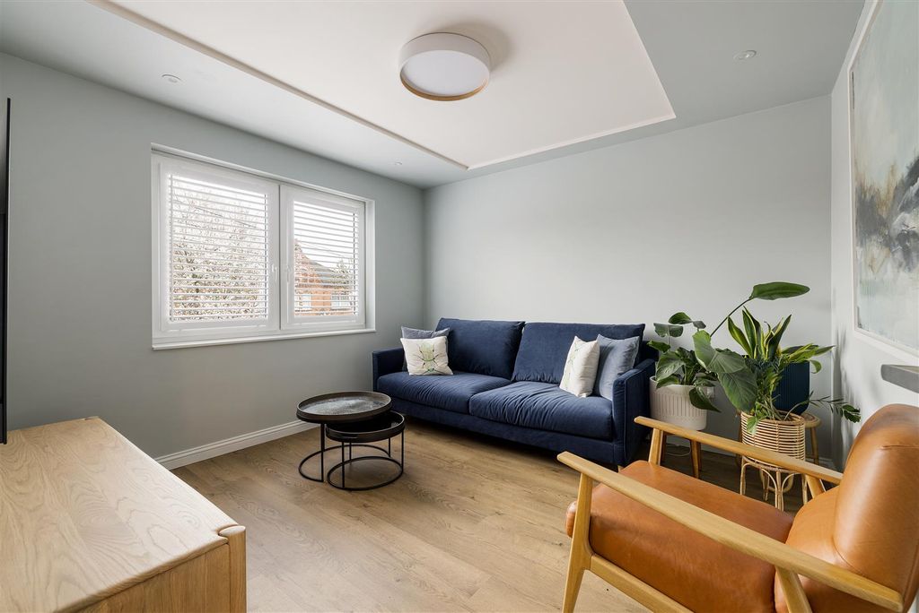 Property photo 2 of 29 Warner Road, E17