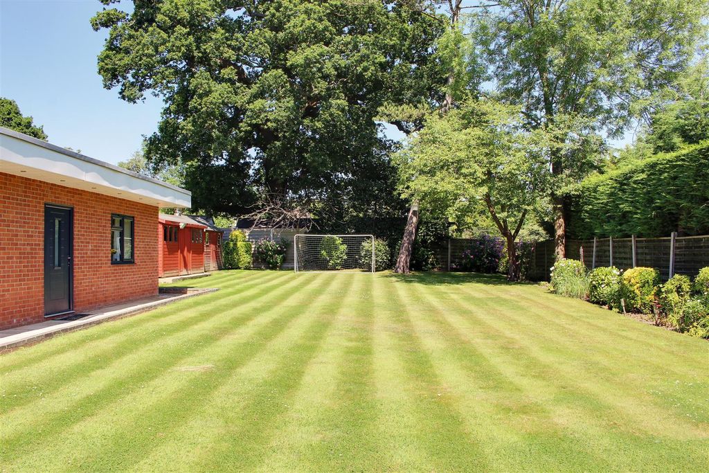 Additional image 4 of 5 bed detached house for saleMymms Drive, Brookmans Park AL9