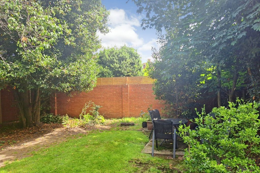 Property photo 3 of 19 2 Walton Court &amp; Garage, Sheen Park, Richmond, Tw9 1Ul