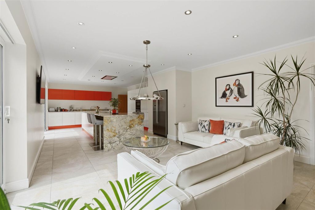Property photo 3 of 45 1 Frogmere Close (40 Of 63).Jpg