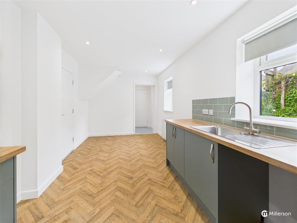 Property photo 3 of 11 Kitchen Reception