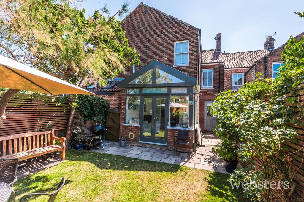 Property photo 2 of 25