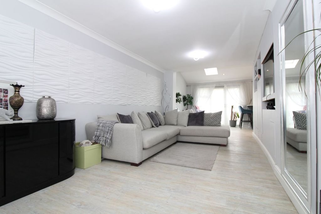Property photo 2 of 13 Lounge