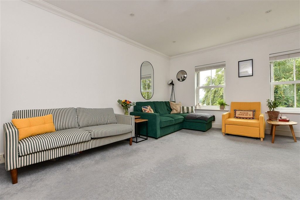 Property photo 2 of 9 Lounge