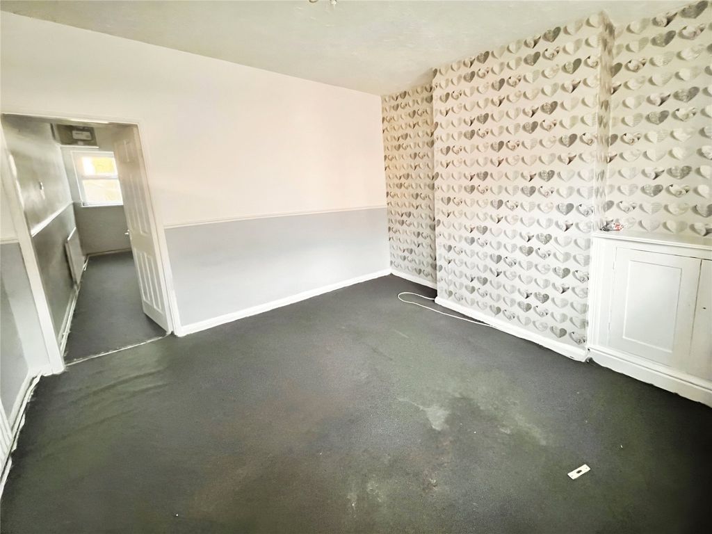 Property photo 2 of 11 Lounge