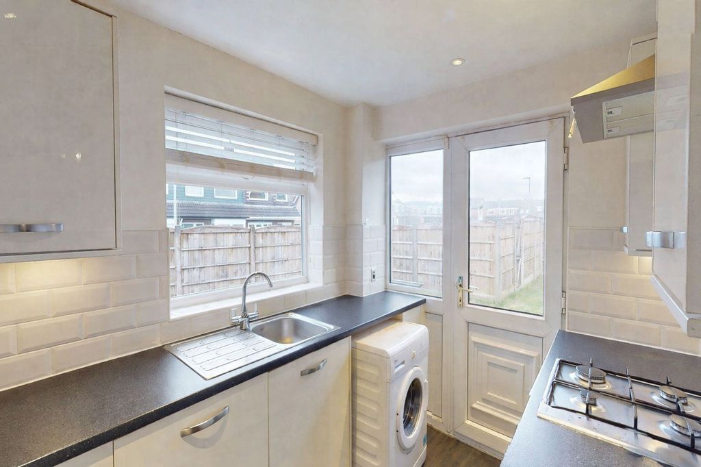 Property photo 3 of 12 Kitchen