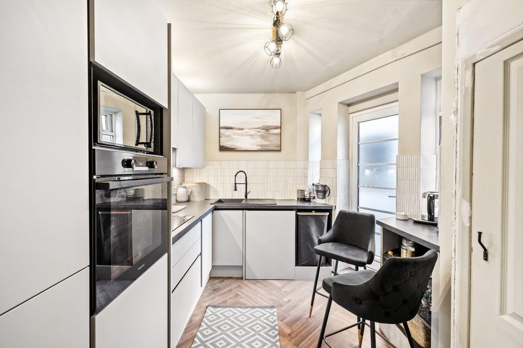 Property photo 2 of 15 Flat 20, Brittany Court Full Res-14.Jpg