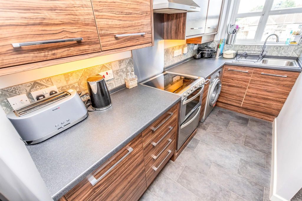 Property photo 2 of 6 Kitchen