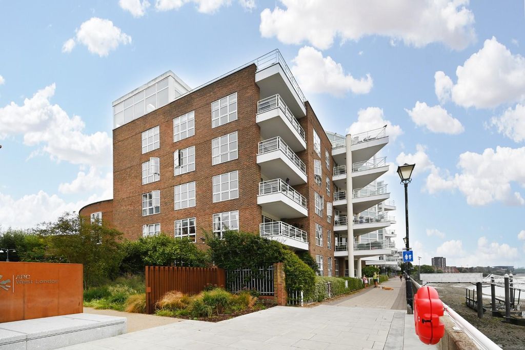 Property photo 1 of 10 King-Henrys-Reach-Common-Parts (11).Jpg