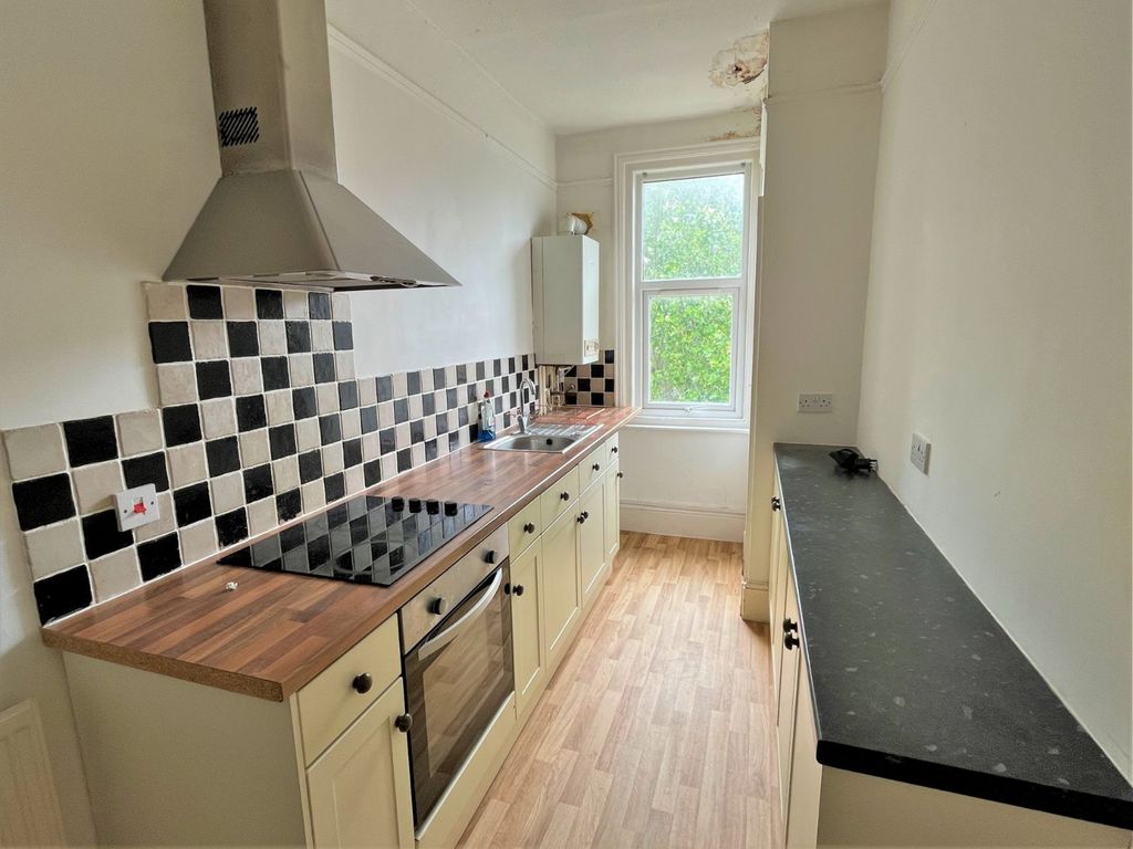 Property photo 3 of 10 Kitchen