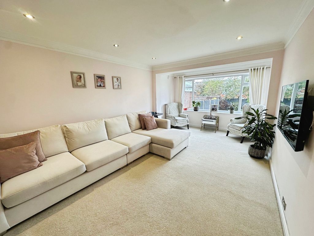 Property photo 3 of 15 Lounge