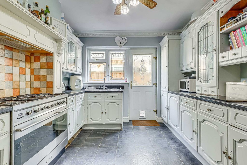 Property photo 3 of 32