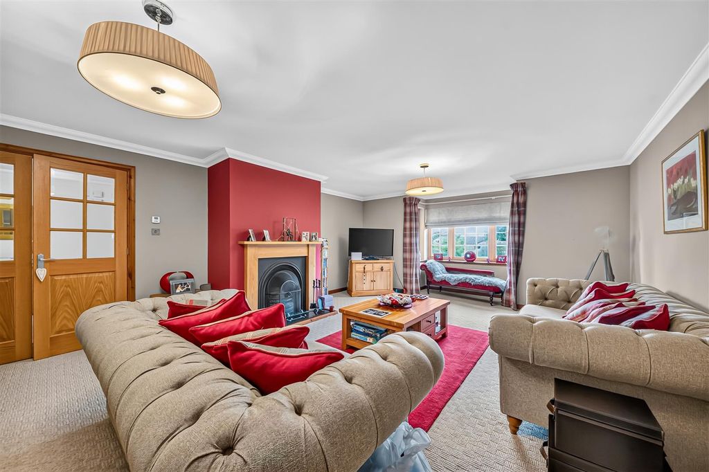 Property photo 3 of 19 Lounge