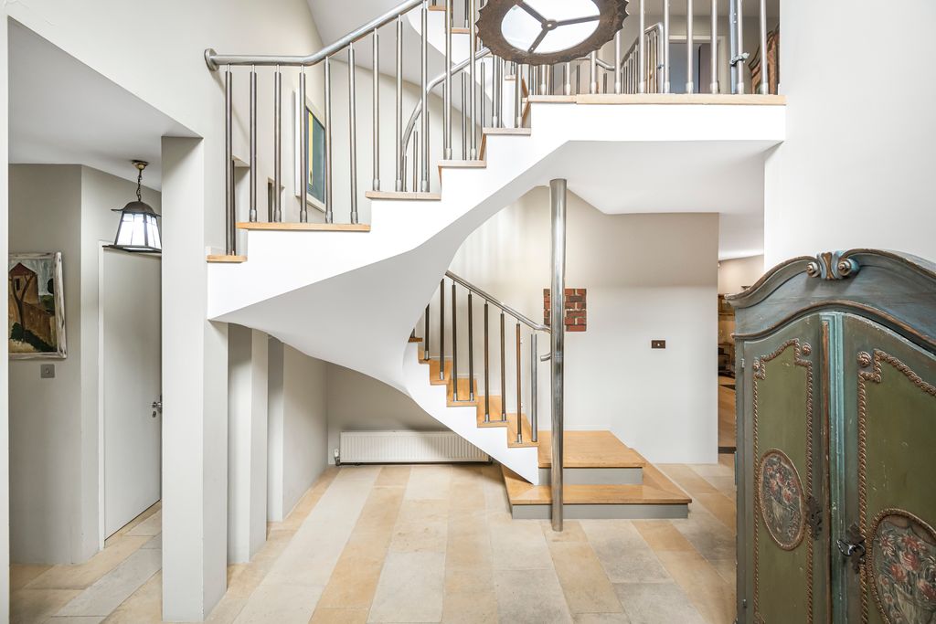 Property photo 3 of 23