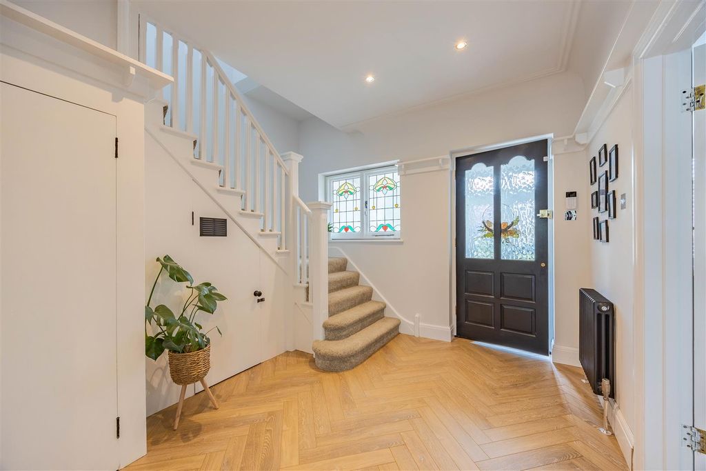 Property photo 2 of 35 Entrance Hall