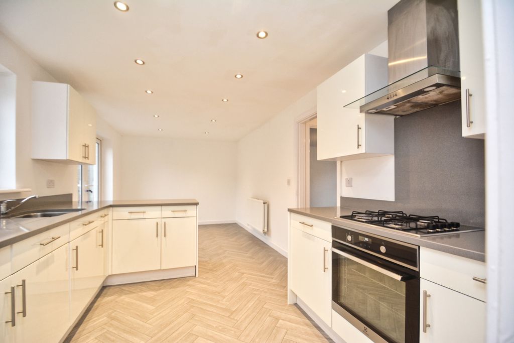 Property photo 2 of 31