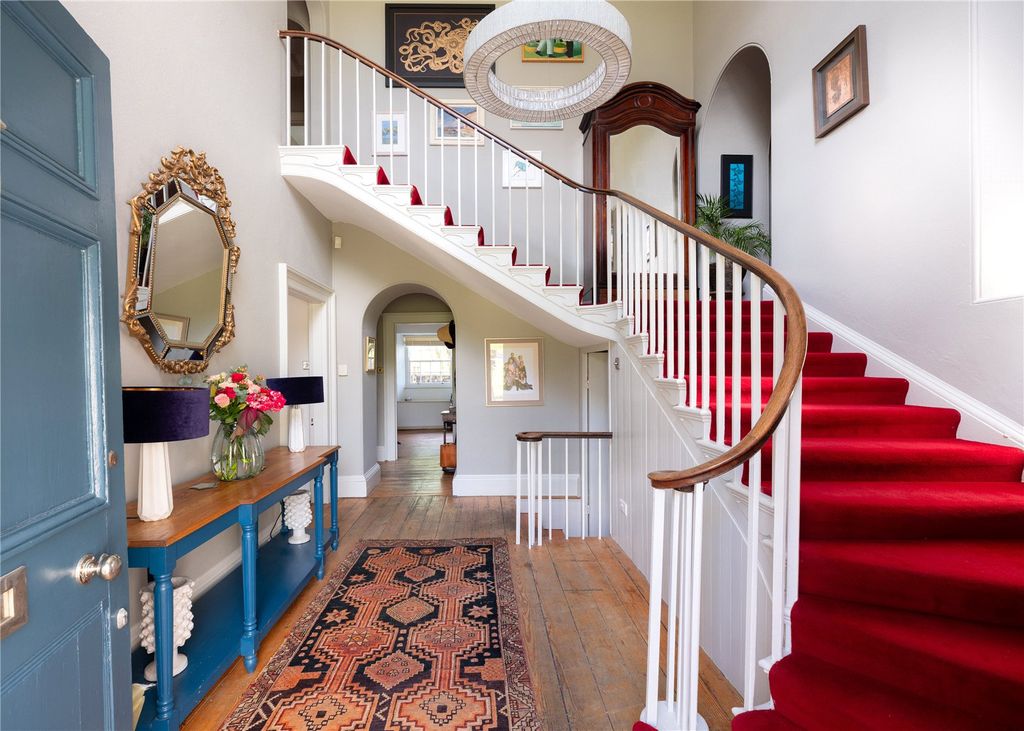 Property photo 3 of 21 Entrance Hall