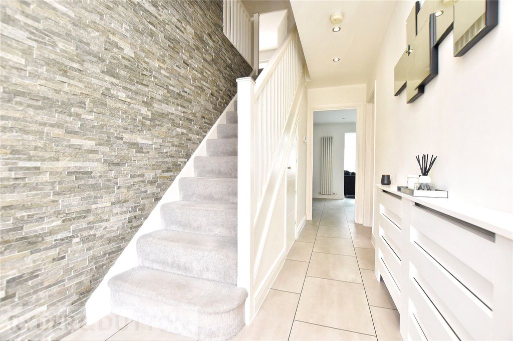 Property photo 3 of 25 Entrance Hall