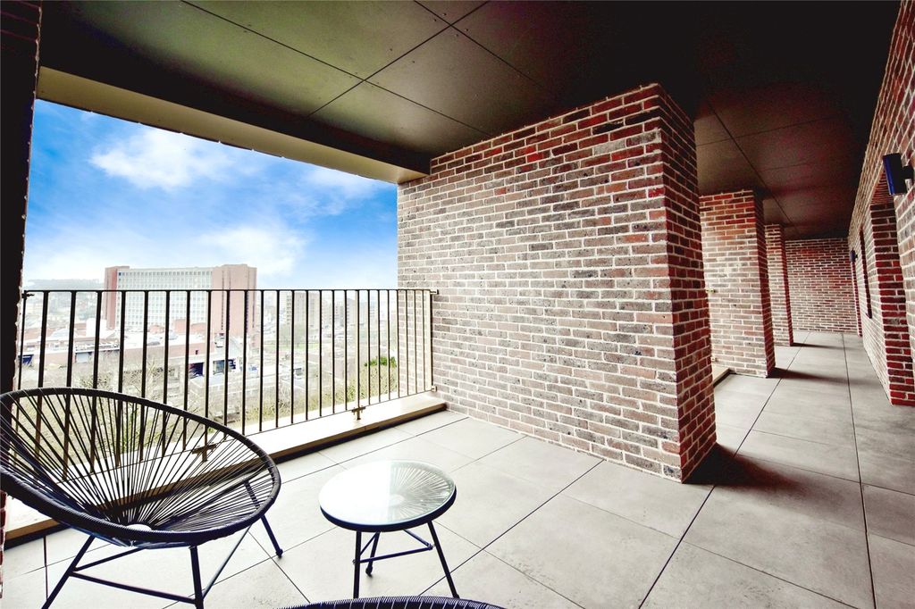 Property photo 2 of 18 Full Length Balcony