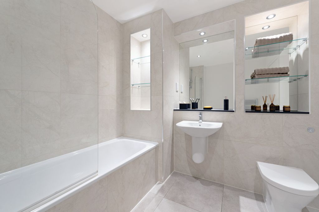 Property photo 2 of 11 Bathroom