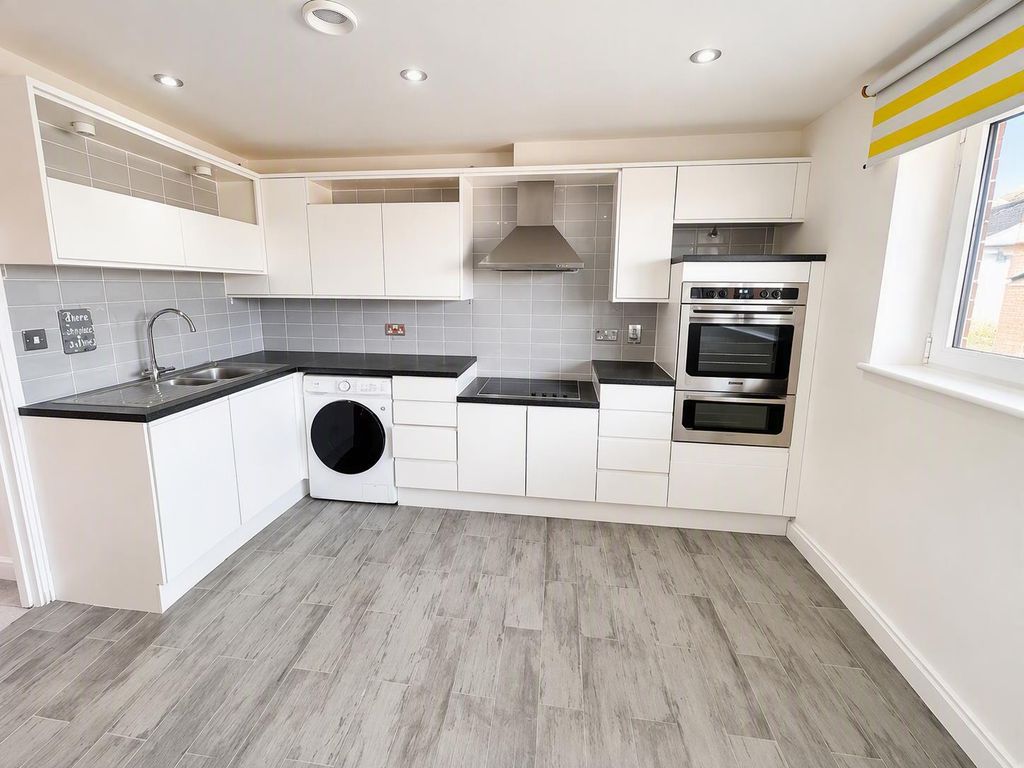Property photo 3 of 6 Kitchen