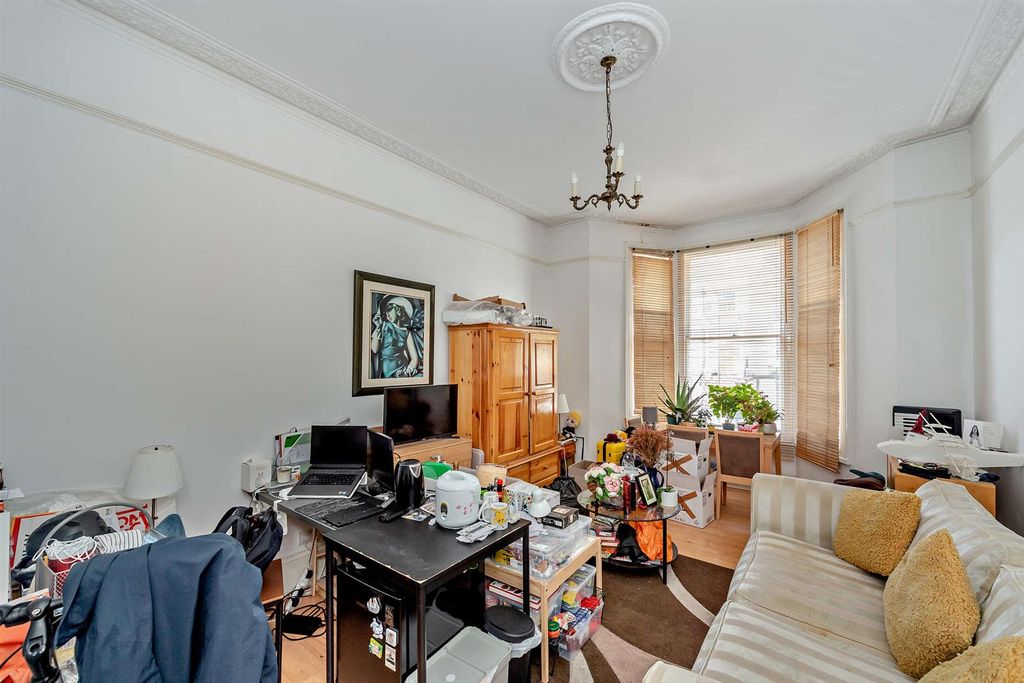 Property photo 3 of 6 8659857-Interior05-800.Jpg