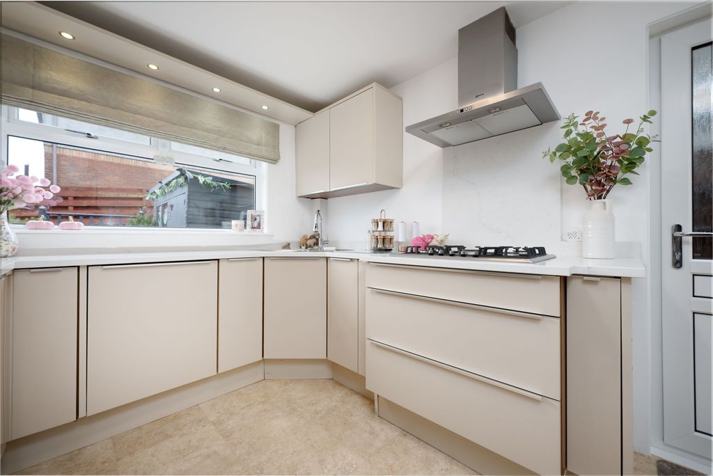 Property photo 3 of 31