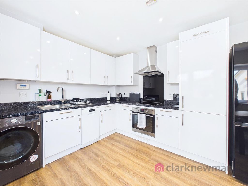 Property photo 3 of 18 Kitchen