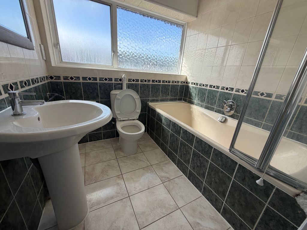 Property photo 2 of 8 Bathroom