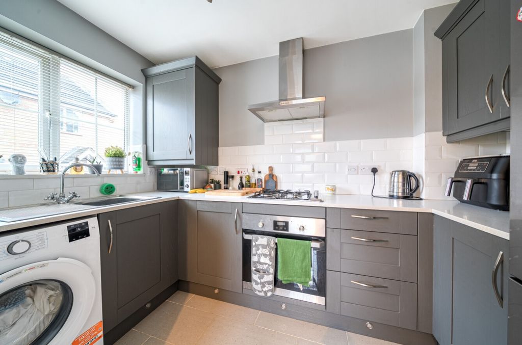 Property photo 2 of 18 1398141-20-696914050Ed3c-Arw-Hdr-1