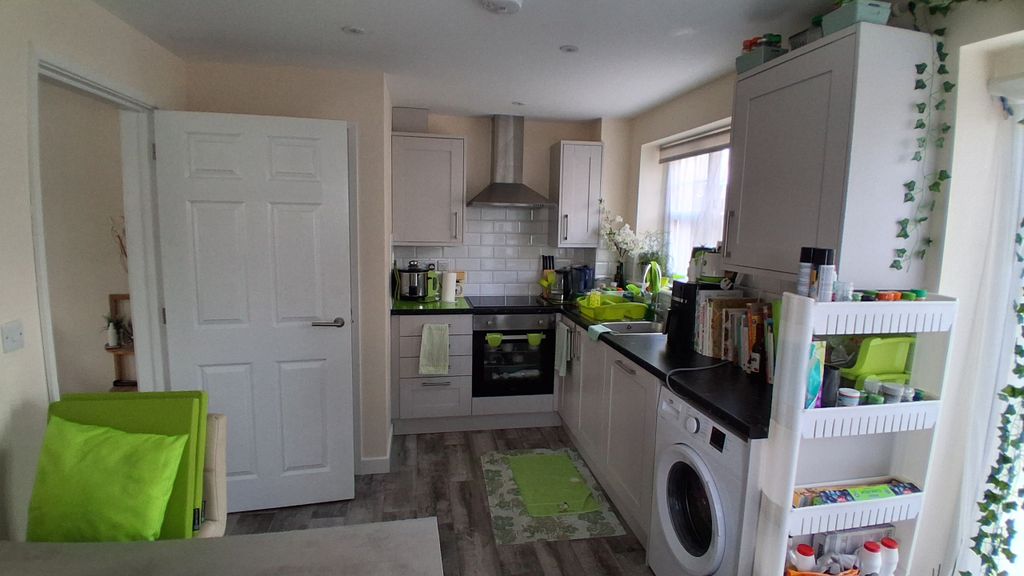 Property photo 2 of 6 Kitchen