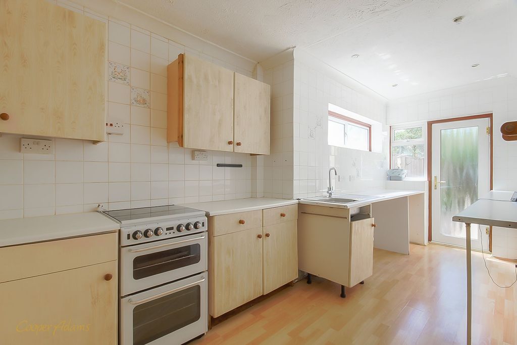Property photo 3 of 12 Kitchen