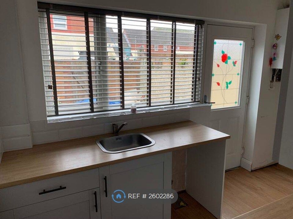Property photo 3 of 7 Kitchen