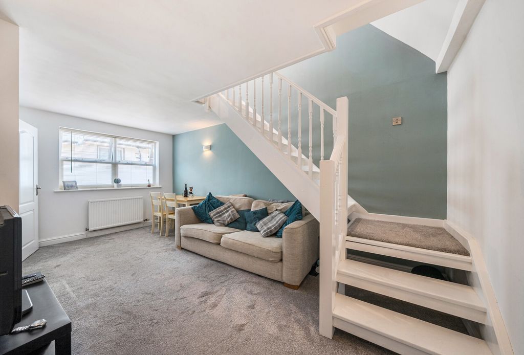 Property photo 3 of 10 1329901-8-689F35A...