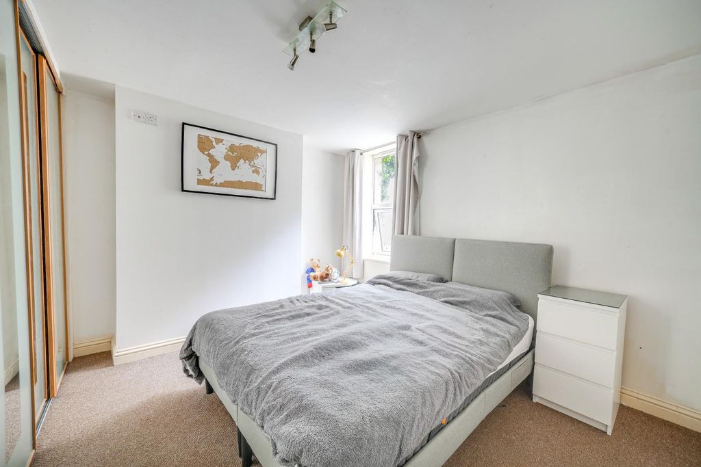 Additional image 8 of 2 bed flat for saleLake Street, Leighton Buzzard LU7