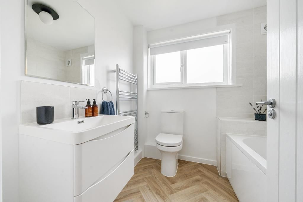 Property photo 3 of 10 Bathroom