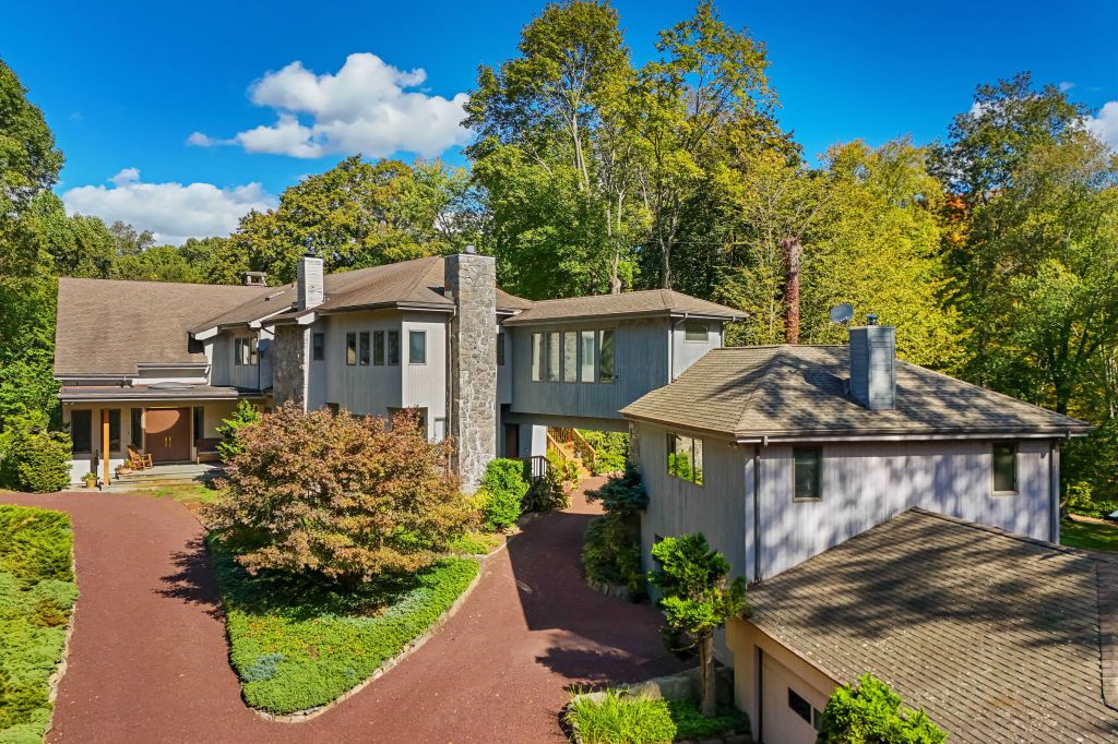 Property photo 1 of 31