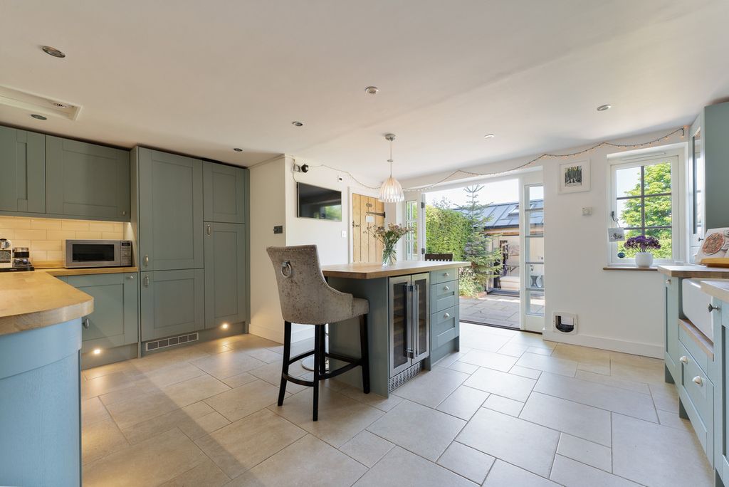 Property photo 2 of 27