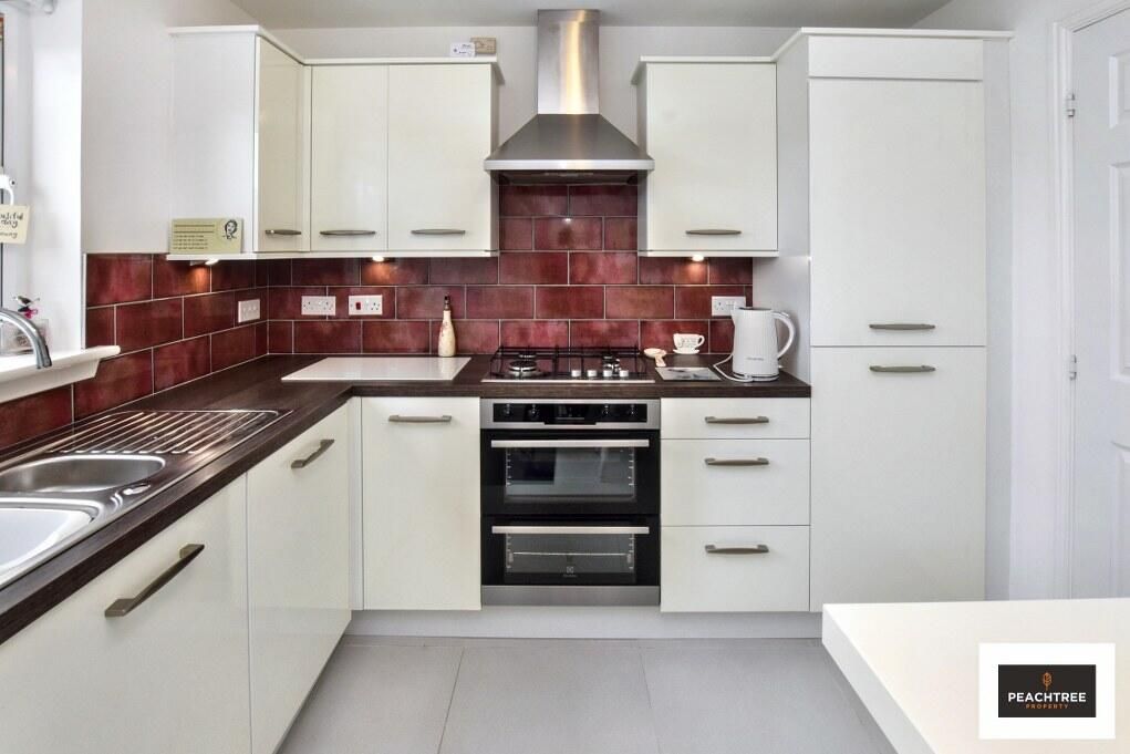 Property photo 3 of 19 Kitchen