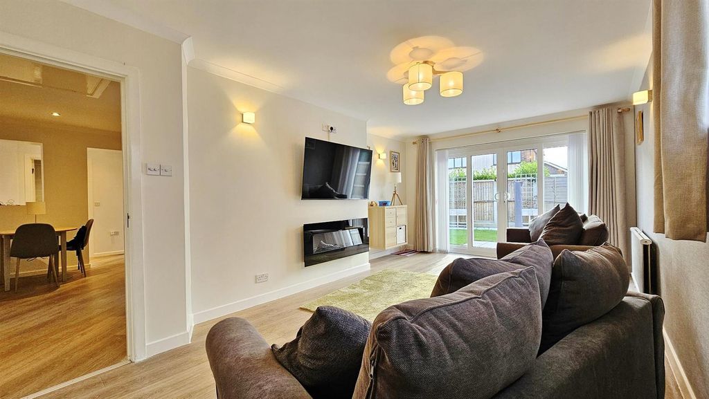 Property photo 2 of 17 Lounge