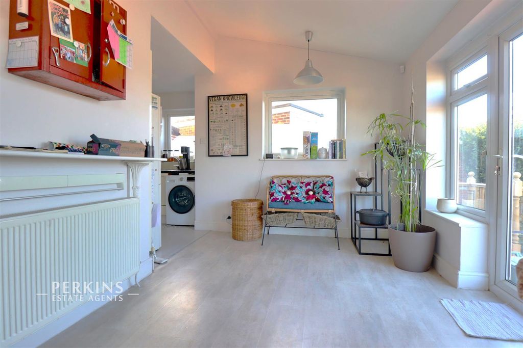 Property photo 3 of 15 Kitchen. 2.Jpg