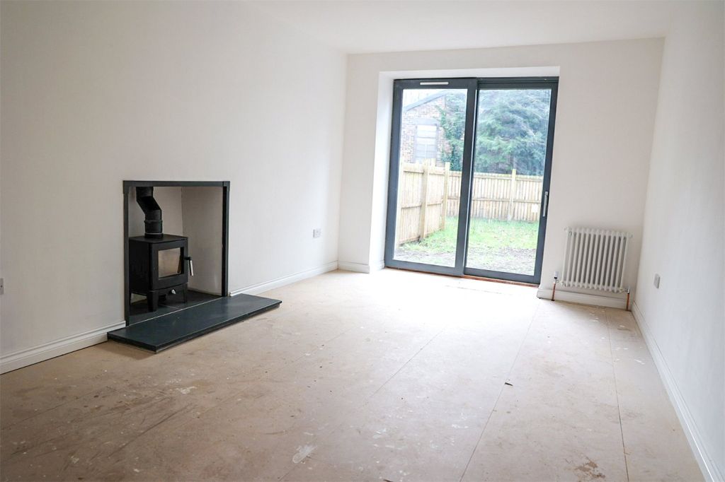 Property photo 3 of 18 Lounge