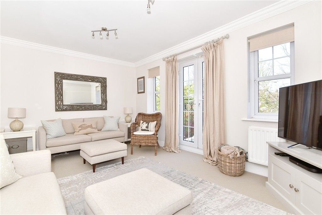 Property photo 3 of 16 Lounge