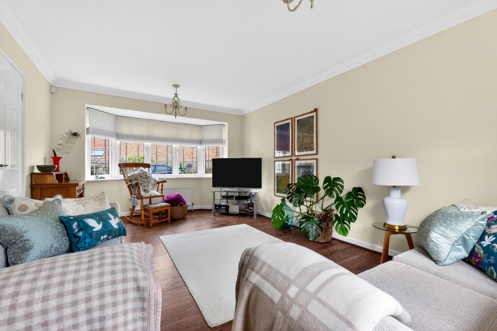 Property photo 3 of 18 Lounge