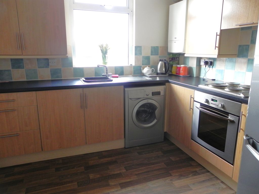 Property photo 2 of 7 Kitchen