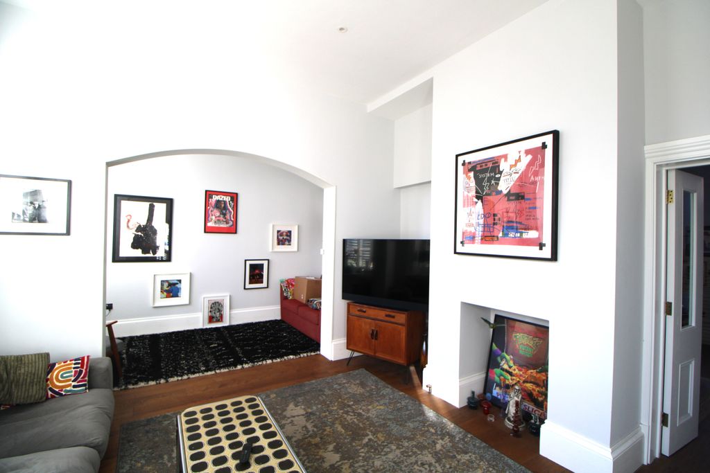 Property photo 3 of 22 Living Room 1.1